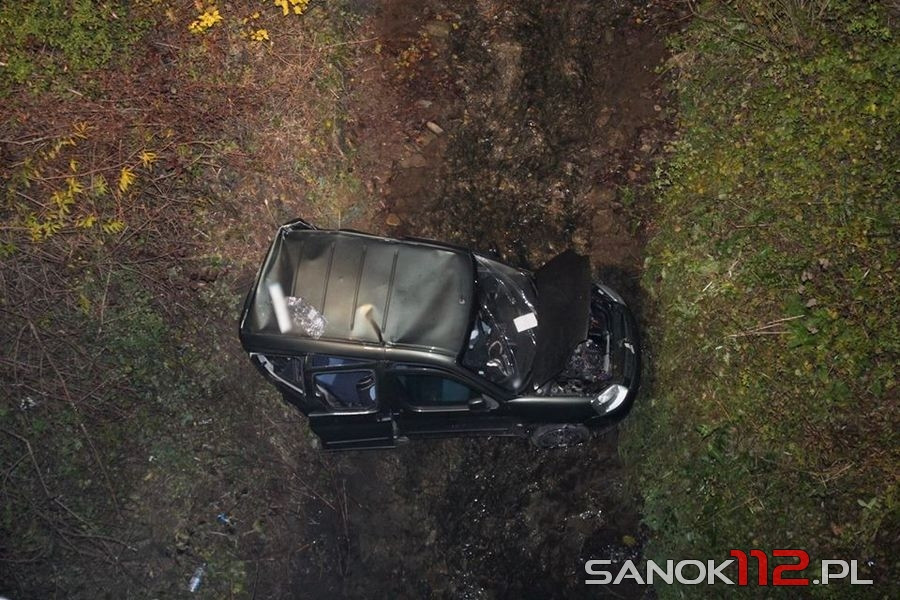 Zjechał ze skarpy i wpadł potoku