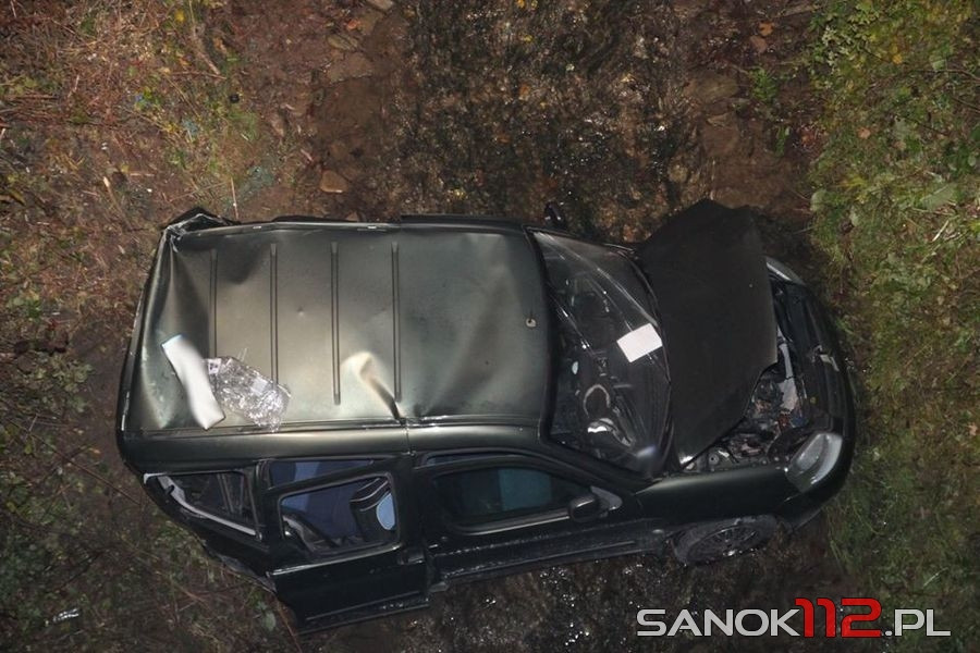 Zjechał ze skarpy i wpadł potoku