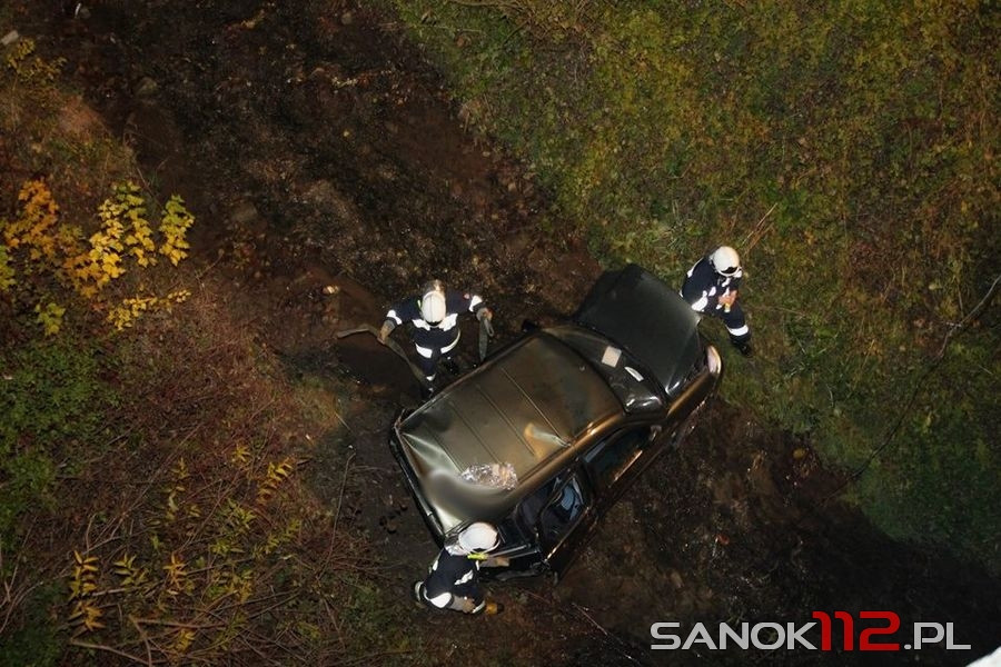 Zjechał ze skarpy i wpadł potoku