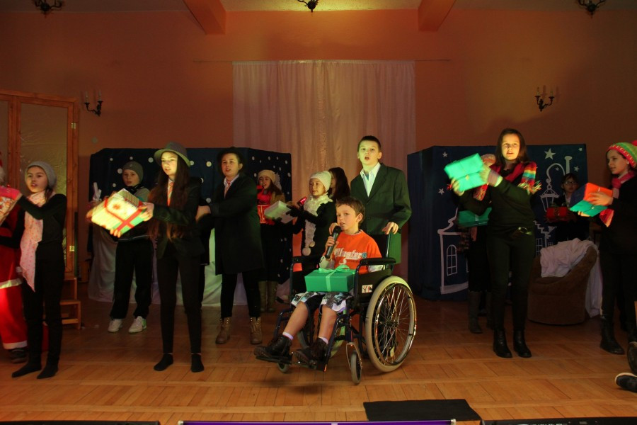 W otoczeniu dźwięków kolęd, ze Scroogem na wielopokoleniowym spotkaniu w Porażu