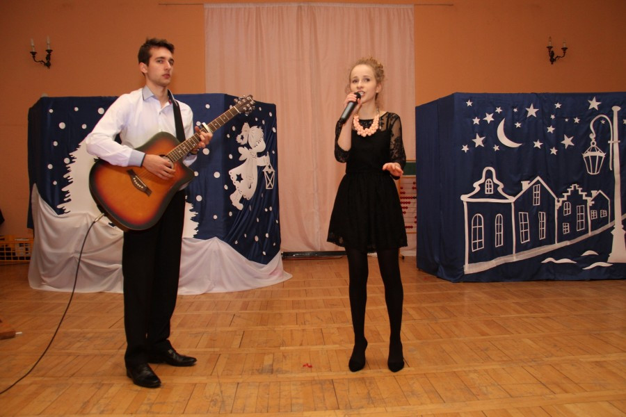 W otoczeniu dźwięków kolęd, ze Scroogem na wielopokoleniowym spotkaniu w Porażu