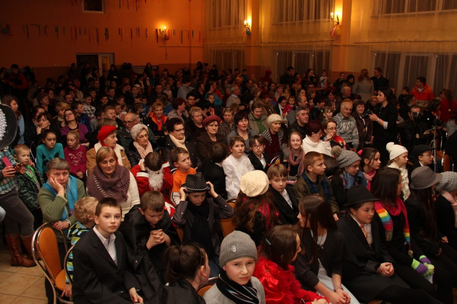 W otoczeniu dźwięków kolęd, ze Scroogem na wielopokoleniowym spotkaniu w Porażu