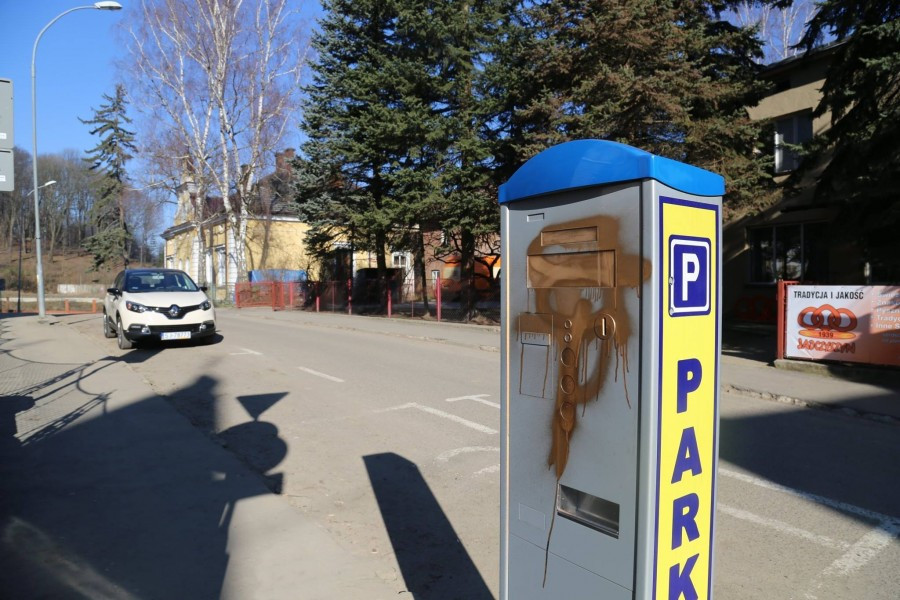 Wandale zniszczyli parkomaty