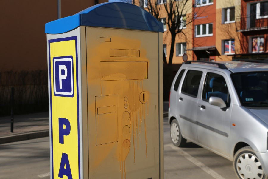 Wandale zniszczyli parkomaty