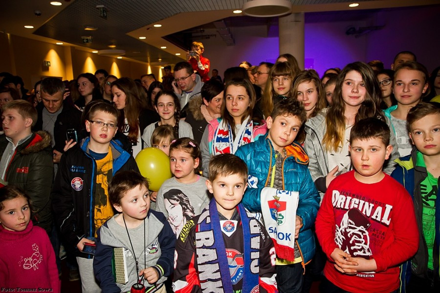 Hokeiści na otwarciu Galerii Sanok