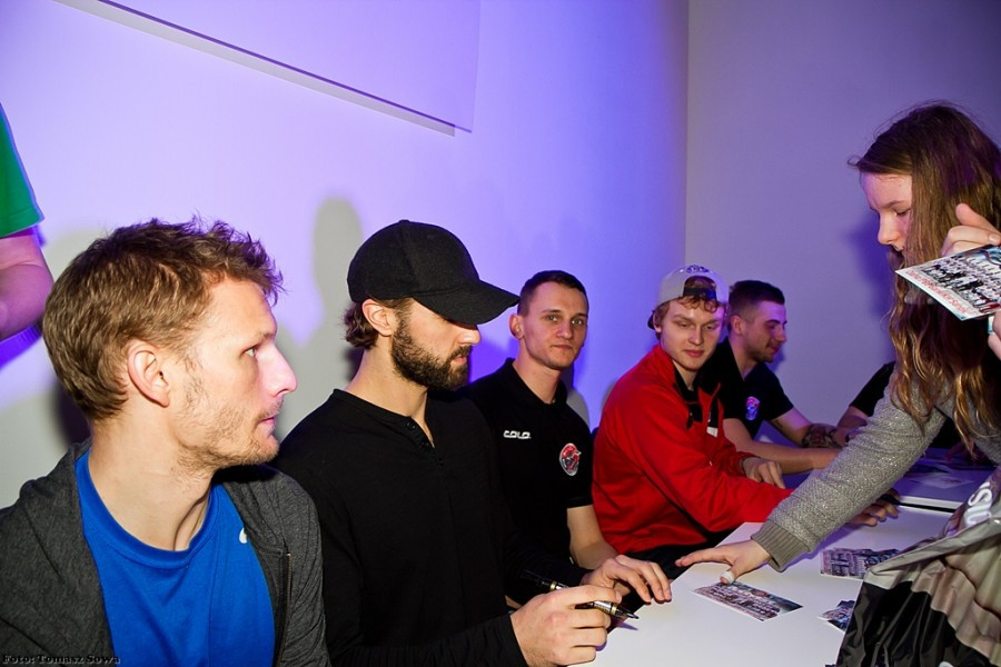 Hokeiści na otwarciu Galerii Sanok