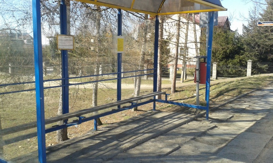 INTERWENCJA: Wybite szyby, wystająca blacha, brak desek. 