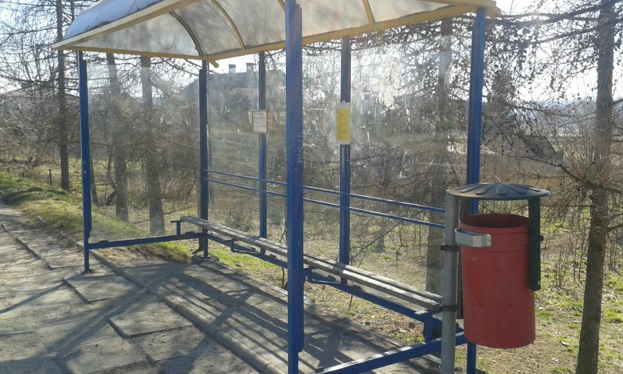 INTERWENCJA: Wybite szyby, wystająca blacha, brak desek. 