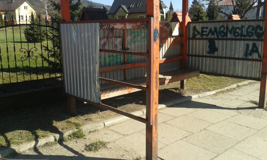 INTERWENCJA: Wybite szyby, wystająca blacha, brak desek. 