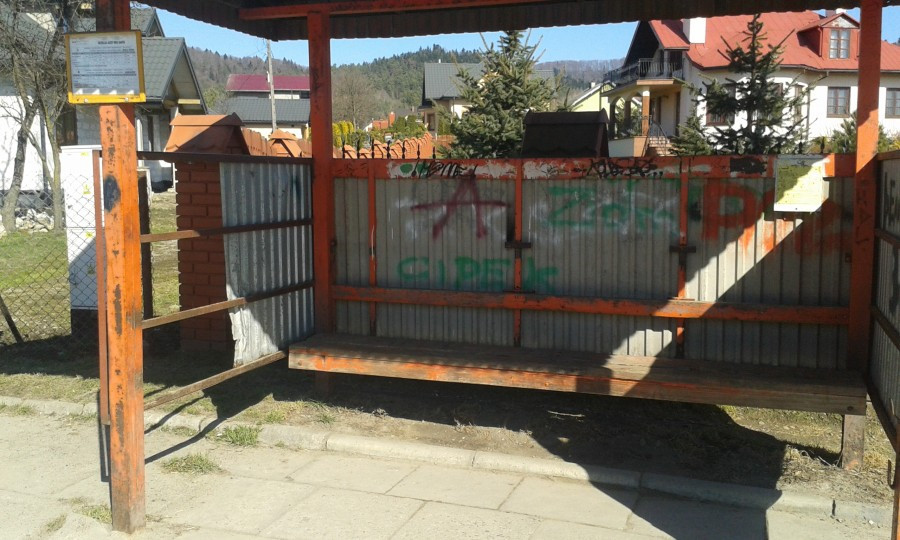 INTERWENCJA: Wybite szyby, wystająca blacha, brak desek. 