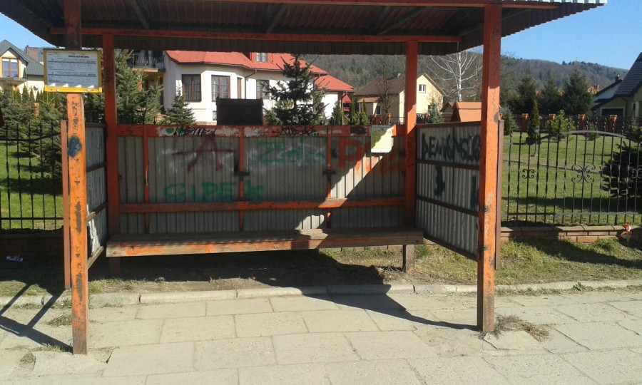 INTERWENCJA: Wybite szyby, wystająca blacha, brak desek. 