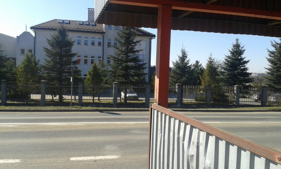 INTERWENCJA: Wybite szyby, wystająca blacha, brak desek. 