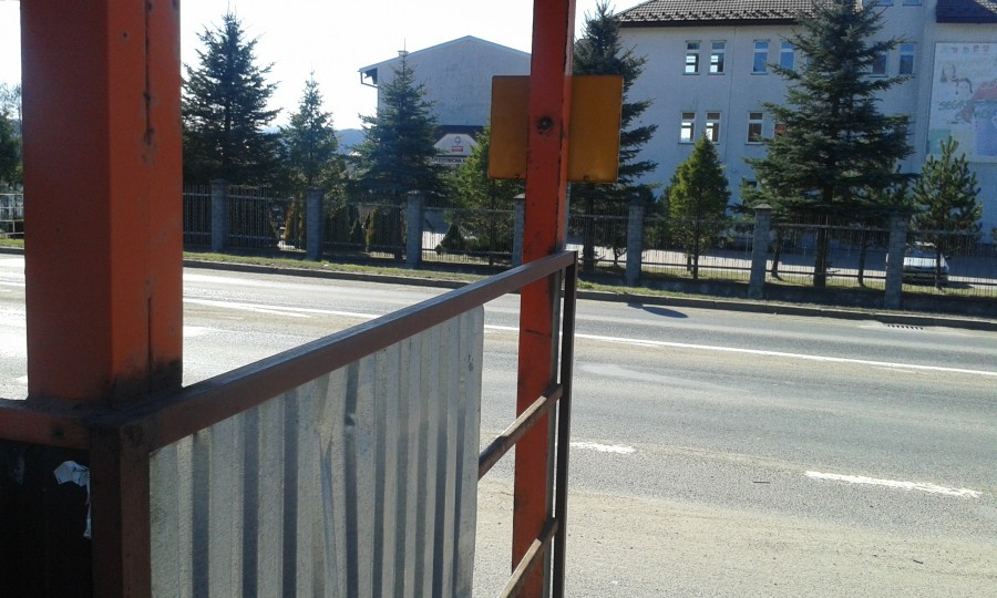 INTERWENCJA: Wybite szyby, wystająca blacha, brak desek. 