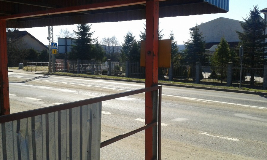 INTERWENCJA: Wybite szyby, wystająca blacha, brak desek. 