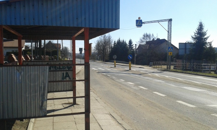 INTERWENCJA: Wybite szyby, wystająca blacha, brak desek. 