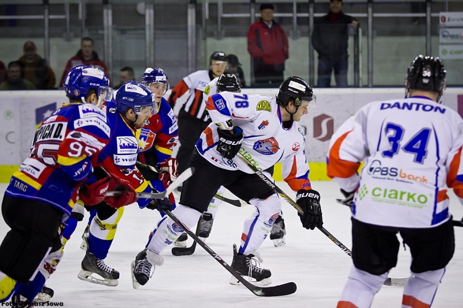 Katastrofalne błędy gospodarzy i brąz oddala się od Sanoka