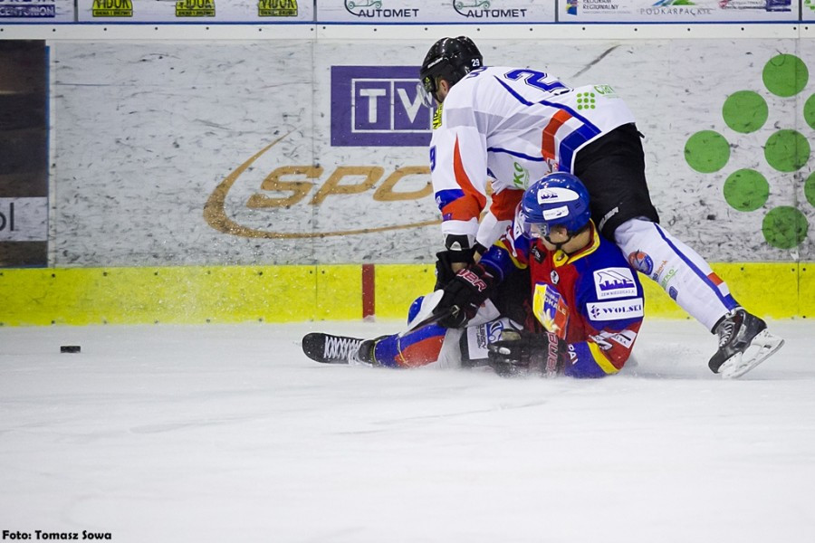 Katastrofalne błędy gospodarzy i brąz oddala się od Sanoka