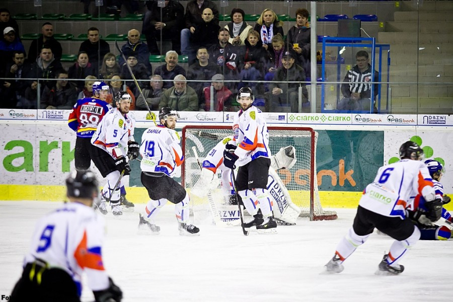 Katastrofalne błędy gospodarzy i brąz oddala się od Sanoka