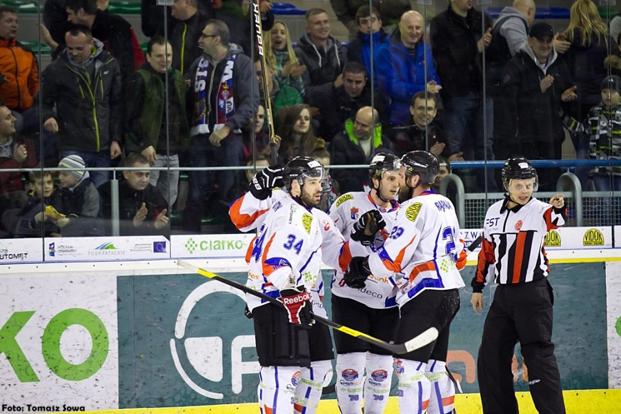 Katastrofalne błędy gospodarzy i brąz oddala się od Sanoka