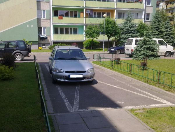 Tak parkujemy w Sanoku. Na miejscu dla karetek