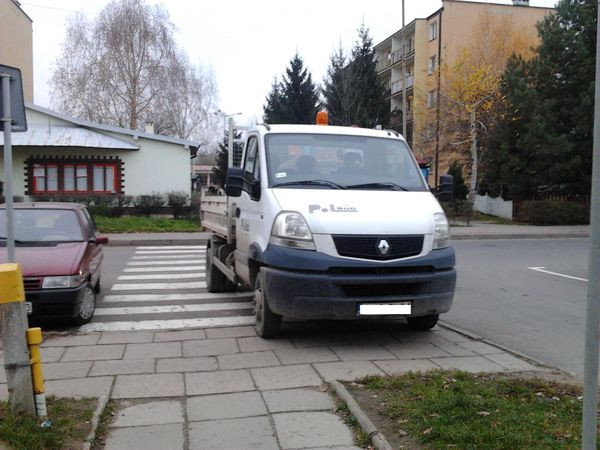 Tak parkujemy w Sanoku. Na miejscu dla karetek