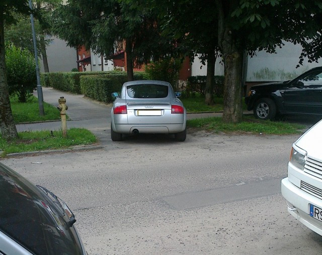 Tak parkujemy w Sanoku. Na miejscu dla karetek