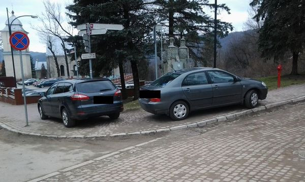 Tak parkujemy w Sanoku. Na miejscu dla karetek