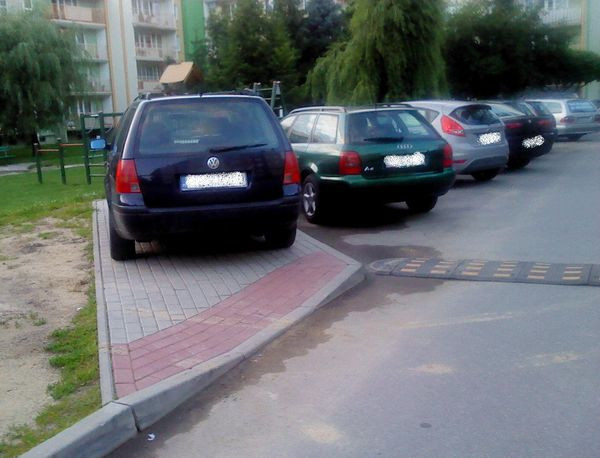 Tak parkujemy w Sanoku. Na miejscu dla karetek