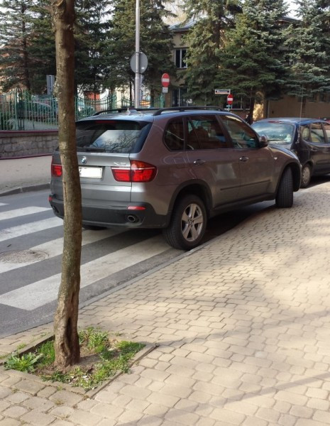 Tak parkujemy w Sanoku. Na miejscu dla karetek