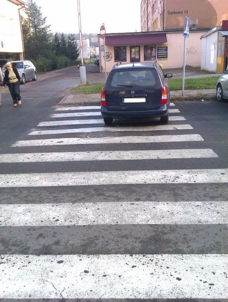 Tak parkujemy w Sanoku. Na miejscu dla karetek