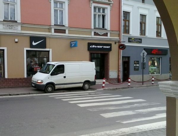 Tak parkujemy w Sanoku. Na miejscu dla karetek