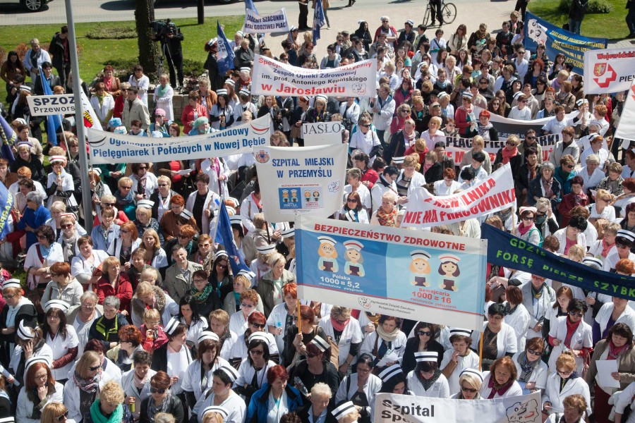 Pielęgniarki z Sanoka pikietowały pod Urzędem Marszałkowskim