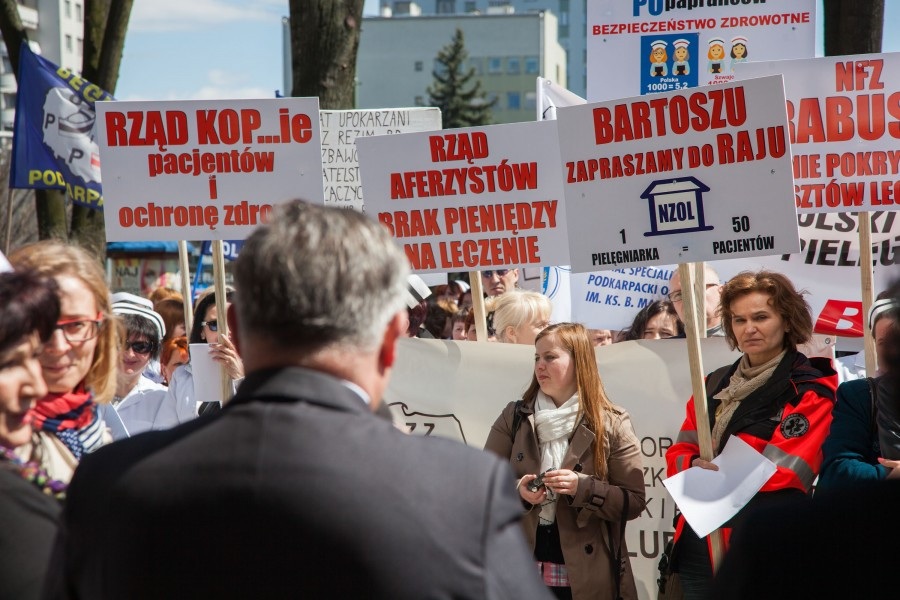 Pielęgniarki z Sanoka pikietowały pod Urzędem Marszałkowskim