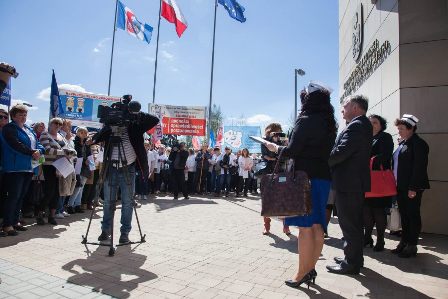 Pielęgniarki z Sanoka pikietowały pod Urzędem Marszałkowskim
