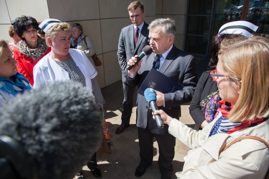 Pielęgniarki z Sanoka pikietowały pod Urzędem Marszałkowskim