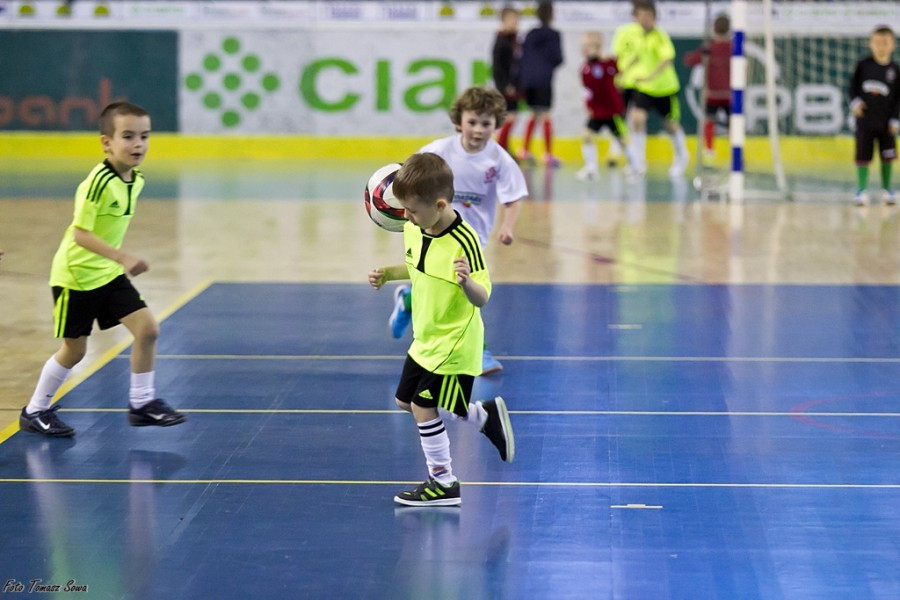 Turniej piłkarski w Arenie Sanok. Pierwsze strzelone bramki i ogromna radość małych zawodników