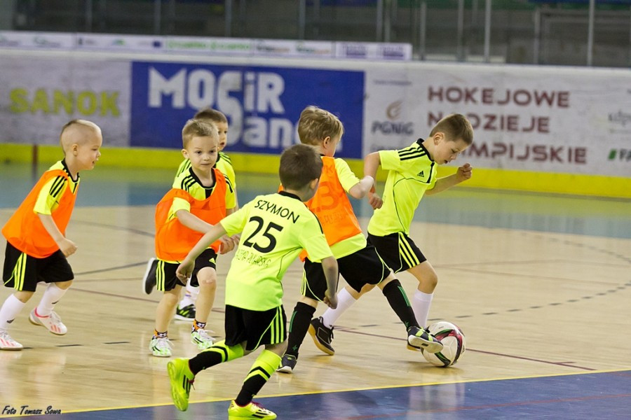 Turniej piłkarski w Arenie Sanok. Pierwsze strzelone bramki i ogromna radość małych zawodników