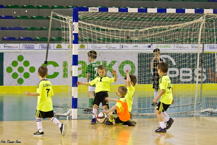 Turniej piłkarski w Arenie Sanok. Pierwsze strzelone bramki i ogromna radość małych zawodników