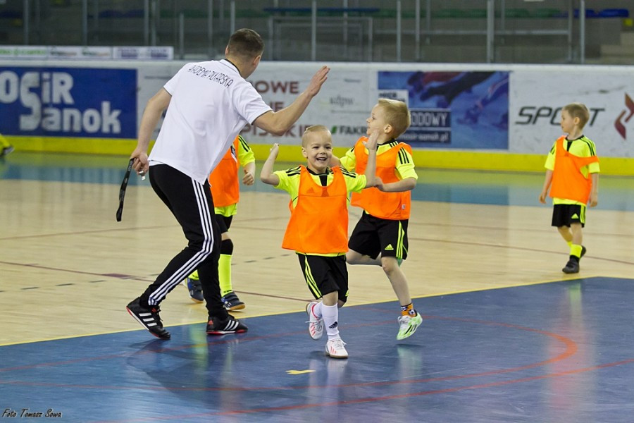 Turniej piłkarski w Arenie Sanok. Pierwsze strzelone bramki i ogromna radość małych zawodników