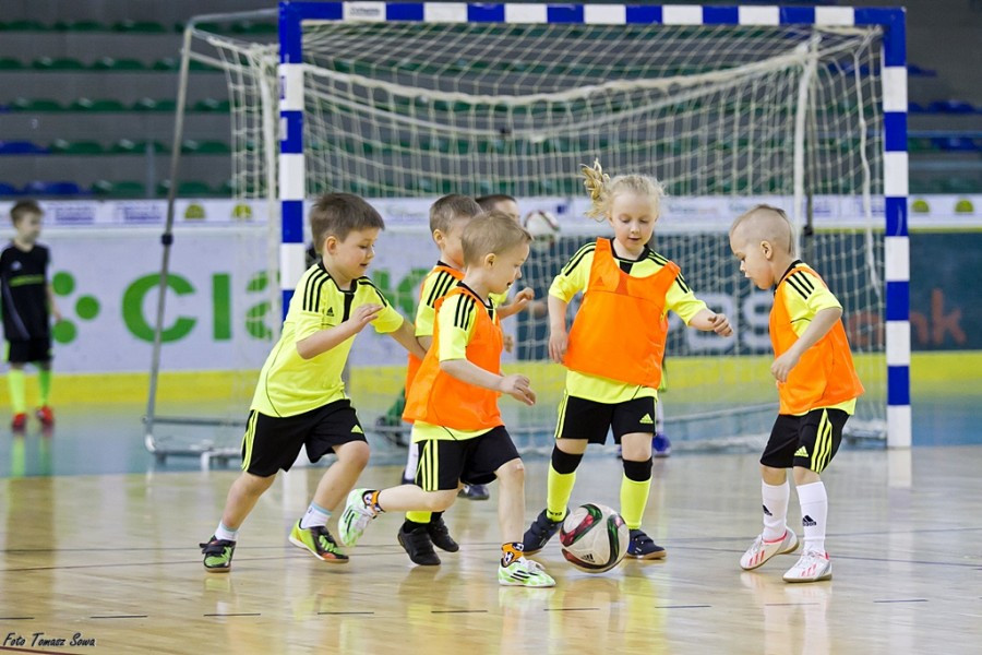 Turniej piłkarski w Arenie Sanok. Pierwsze strzelone bramki i ogromna radość małych zawodników