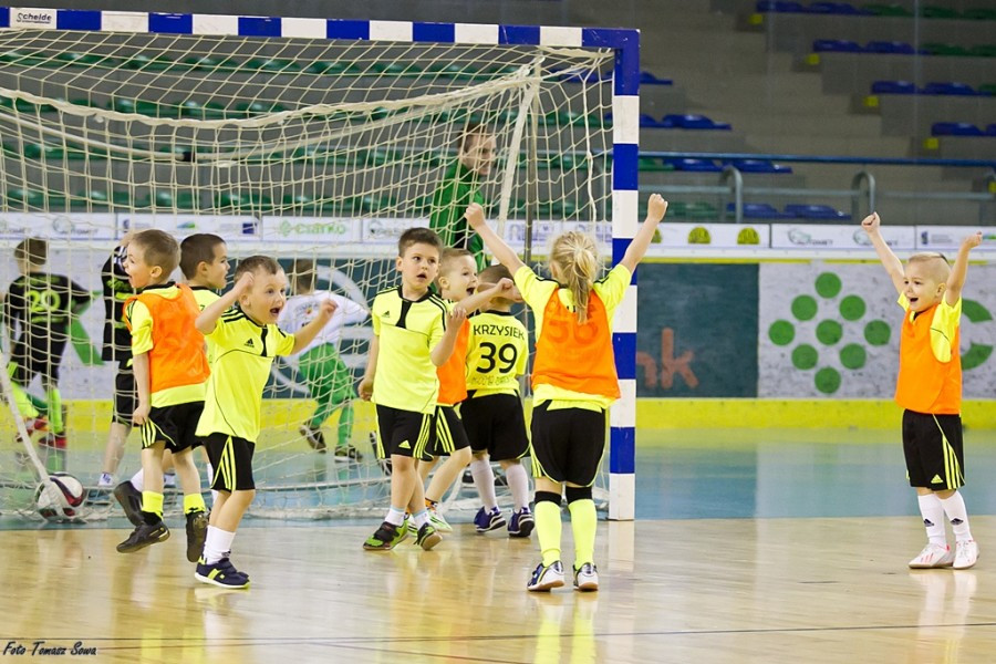 Turniej piłkarski w Arenie Sanok. Pierwsze strzelone bramki i ogromna radość małych zawodników