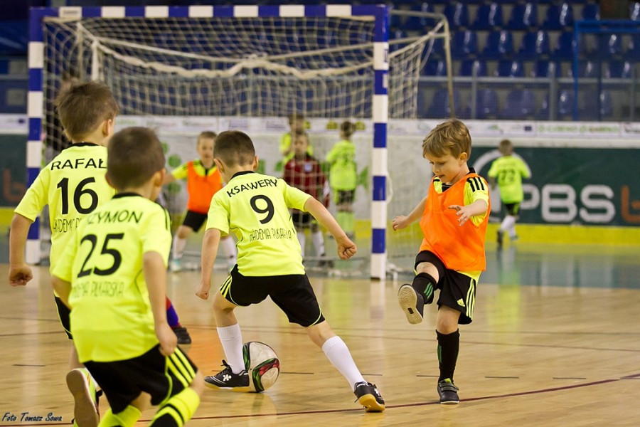 Turniej piłkarski w Arenie Sanok. Pierwsze strzelone bramki i ogromna radość małych zawodników