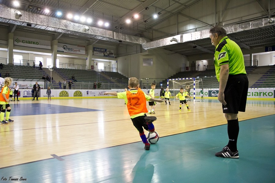 Turniej piłkarski w Arenie Sanok. Pierwsze strzelone bramki i ogromna radość małych zawodników