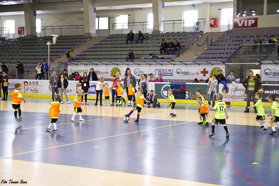 Turniej piłkarski w Arenie Sanok. Pierwsze strzelone bramki i ogromna radość małych zawodników