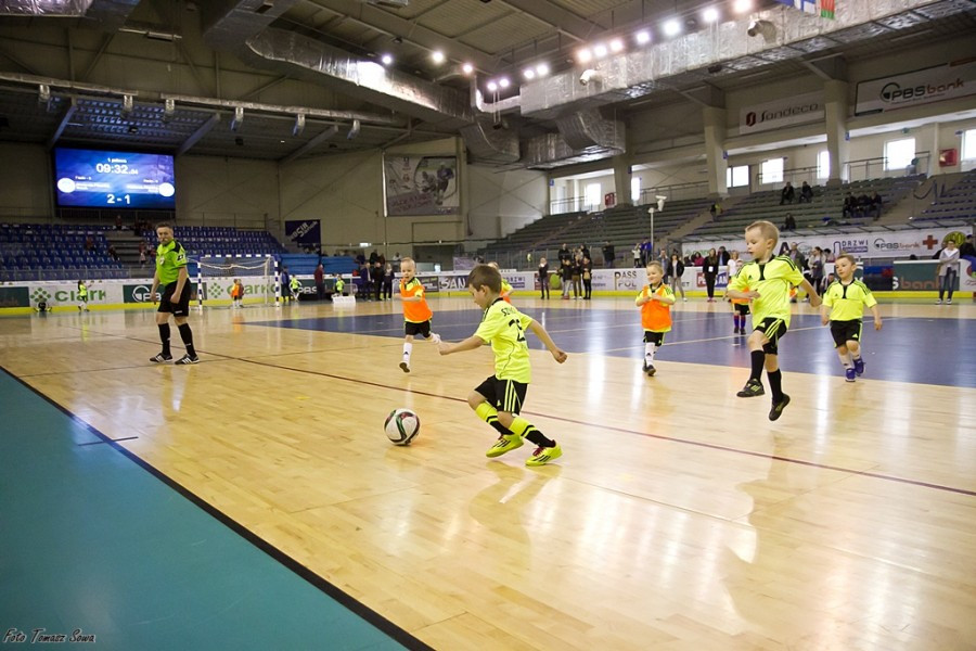 Turniej piłkarski w Arenie Sanok. Pierwsze strzelone bramki i ogromna radość małych zawodników