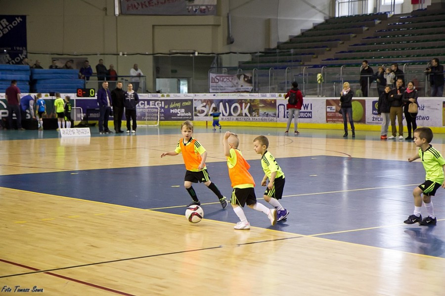 Turniej piłkarski w Arenie Sanok. Pierwsze strzelone bramki i ogromna radość małych zawodników