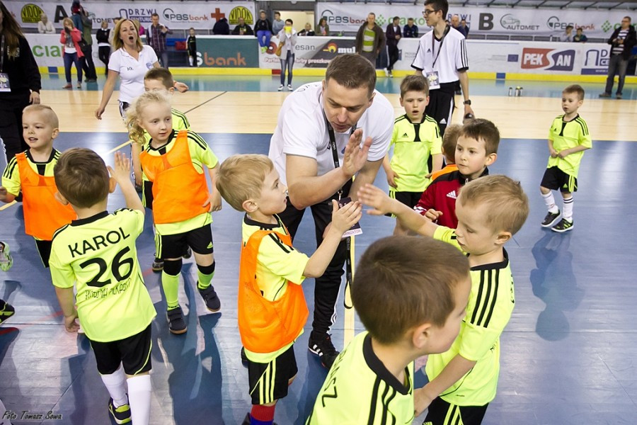 Turniej piłkarski w Arenie Sanok. Pierwsze strzelone bramki i ogromna radość małych zawodników