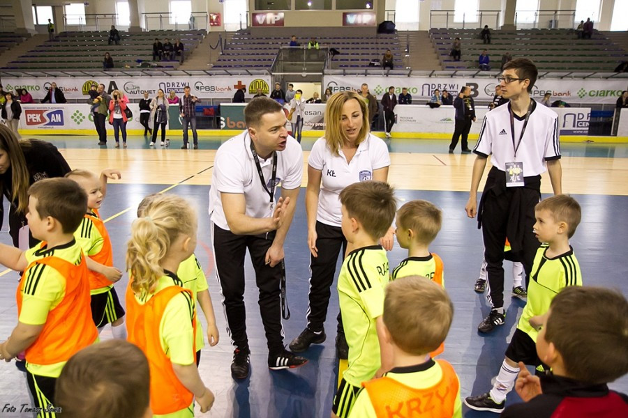 Turniej piłkarski w Arenie Sanok. Pierwsze strzelone bramki i ogromna radość małych zawodników