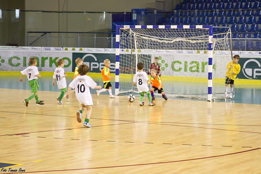 Turniej piłkarski w Arenie Sanok. Pierwsze strzelone bramki i ogromna radość małych zawodników