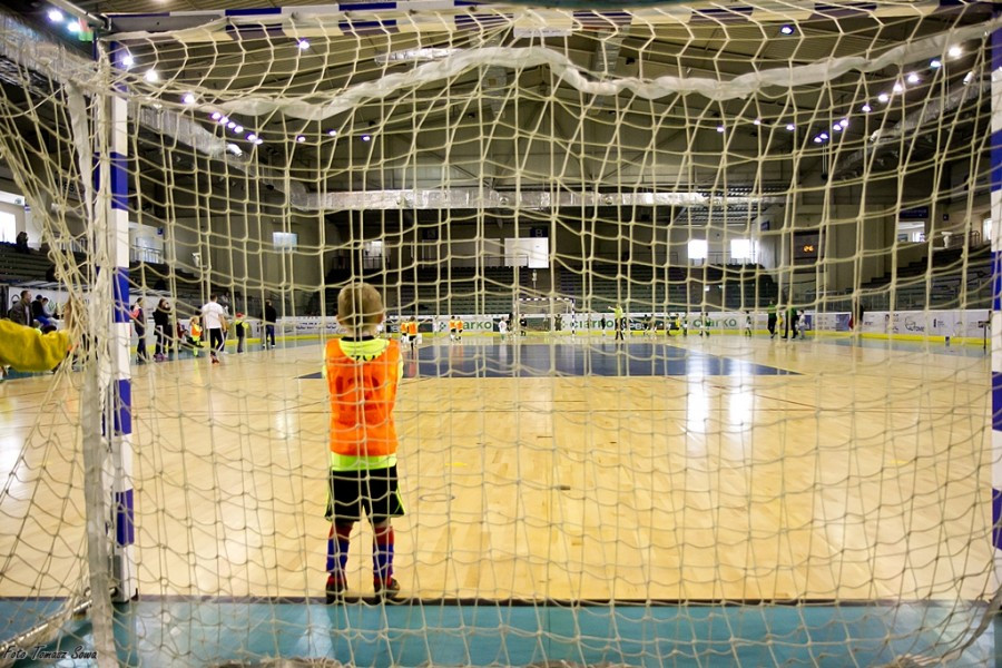 Turniej piłkarski w Arenie Sanok. Pierwsze strzelone bramki i ogromna radość małych zawodników